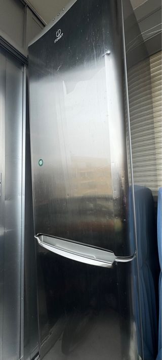 Nevera Indesit plateada