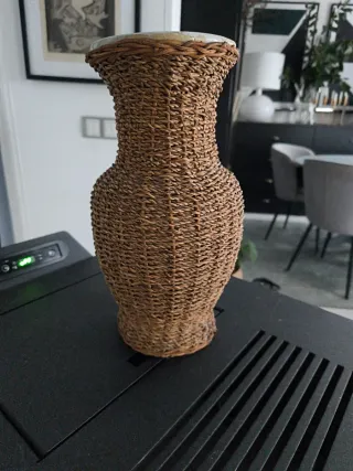 Jarrón de loza forrado ratán