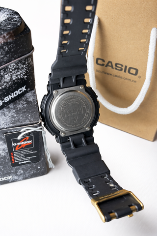 Casio G-Shock negro y dorado
