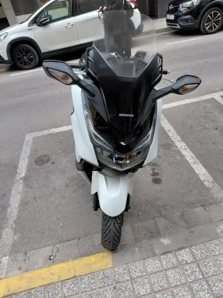 Honda Forza 125cc Maxi Scooter Blanca año 2015.