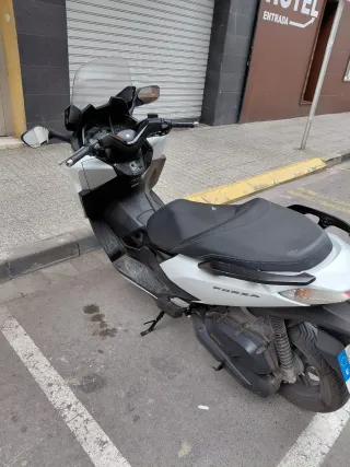 Honda Forza 125cc Maxi Scooter Blanca año 2015.