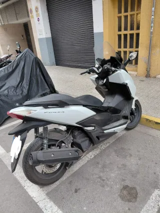Honda Forza 125cc Maxi Scooter Blanca año 2015.
