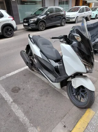 Honda Forza 125cc Maxi Scooter Blanca año 2015.