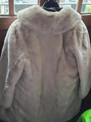 Chaquetón blanco de pelo sintético