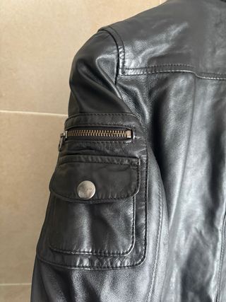 Cazadora  Mujer Piel Negra  marca Mango Talla L