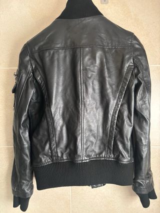 Cazadora  Mujer Piel Negra  marca Mango Talla L