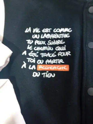 Cazadora universitaria con bordados chulisima