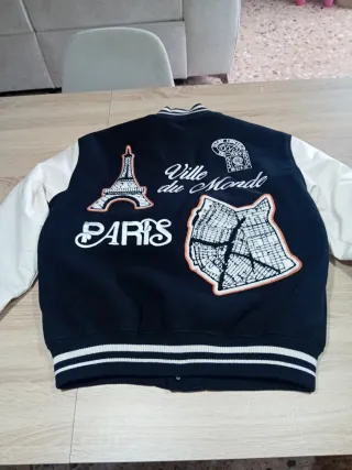 Cazadora universitaria con bordados chulisima