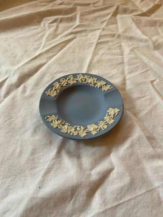 Cenicero Wedgwood azul con decoración floral
