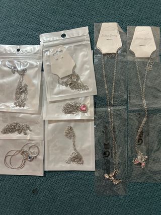 Collar plateado con colgante de corazón todo a 6