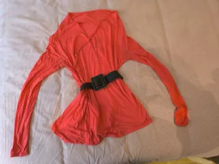 Blusa naranja con cinturón