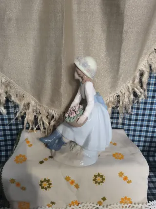 Figura de porcelana  Nadal niña con flores