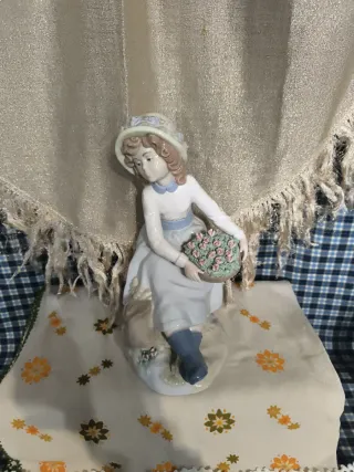 Figura de porcelana  Nadal niña con flores