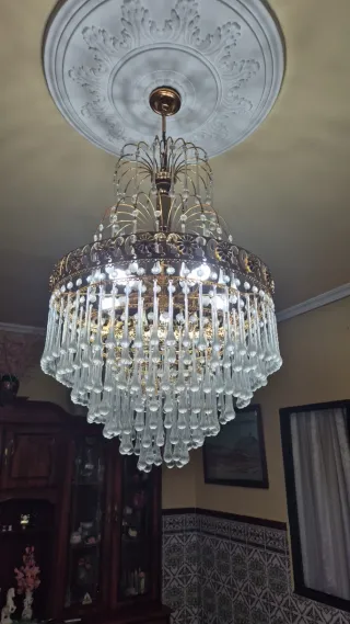 Lámpara de araña dorada y cristal