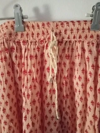 Falda juvenil estampada rosa y roja