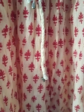 Falda juvenil estampada rosa y roja