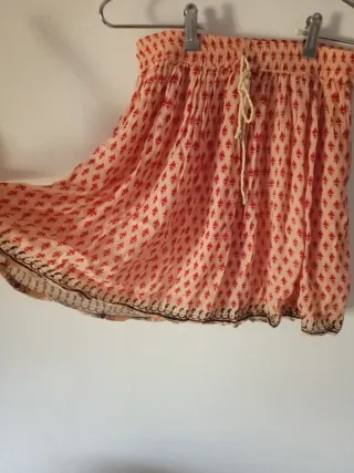 Falda juvenil estampada rosa y roja