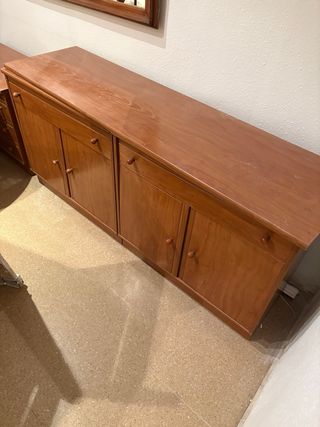 Armario comedor madera y cristal.