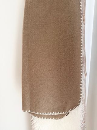 Bufanda de lana marrón con borde blanco