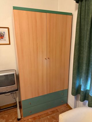 Mueble de recepción y estantería