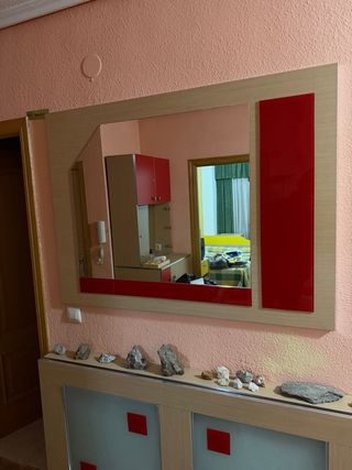 Mueble de recepción y estantería