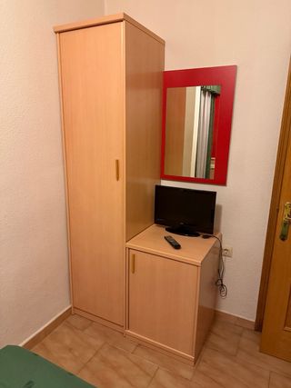 Mueble de recepción y estantería