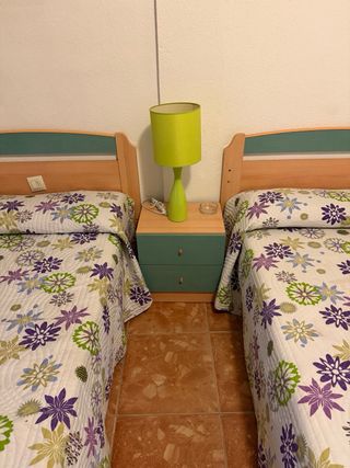 Mueble de recepción y estantería