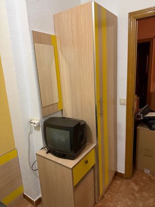 Mueble de recepción y estantería