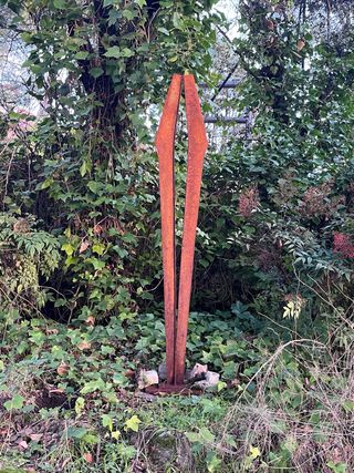 Escultura de acero moderna