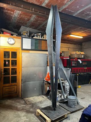 Escultura de acero moderna