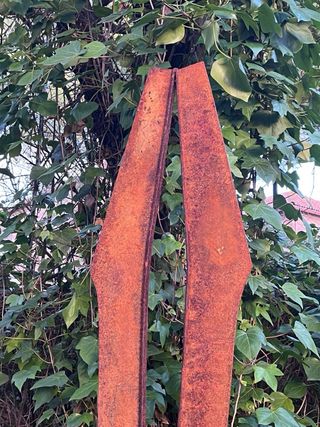 Escultura de acero moderna