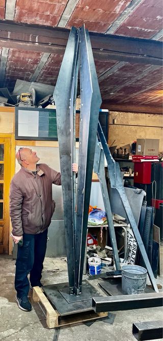 Escultura de acero moderna