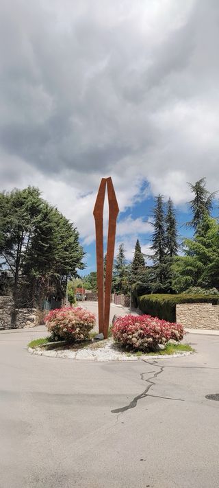 Escultura de acero moderna