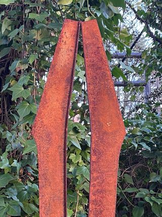 Escultura de acero moderna