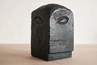 Escultura de acero moderna