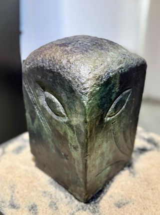 Escultura de acero moderna