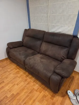 Sofá marrón desplegable en ante