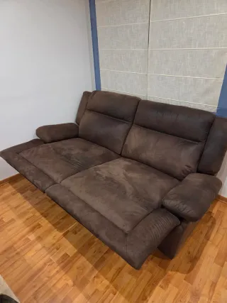 Sofá marrón desplegable en ante