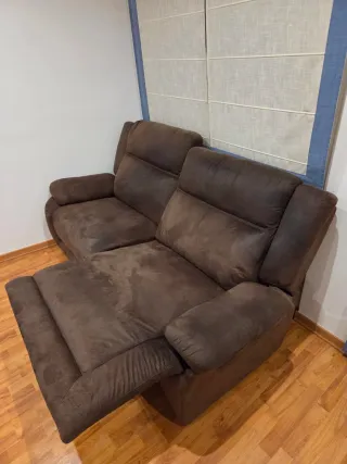 Sofá marrón desplegable en ante