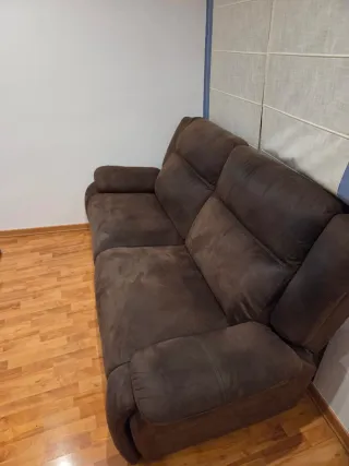 Sofá marrón desplegable en ante