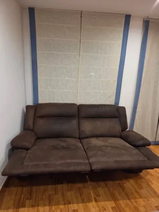 Sofá marrón desplegable en ante