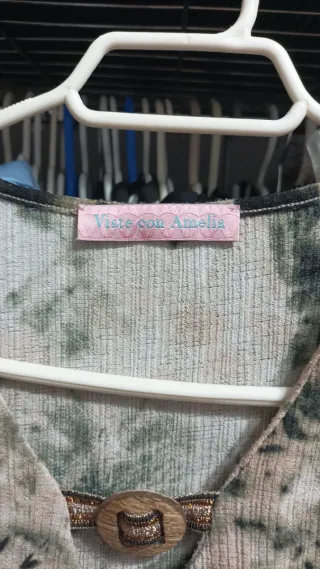 Blusa Beige y Verde con Detalles