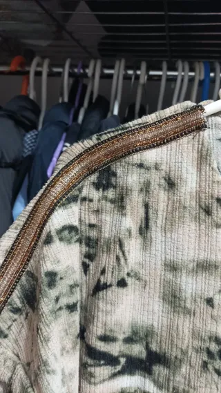 Blusa Beige y Verde con Detalles