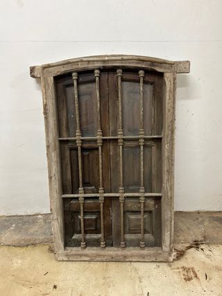 Ventana antigua madera con reja