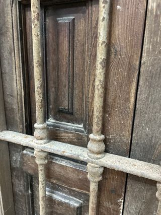 Ventana antigua madera con reja