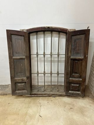 Ventana antigua madera con reja