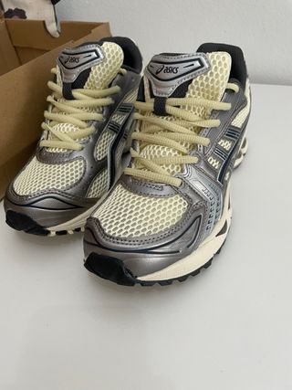 Zapatillas Asics blanquecillas