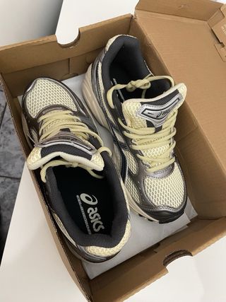 Zapatillas Asics blanquecillas