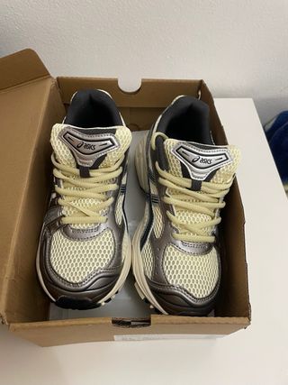 Zapatillas Asics blanquecillas