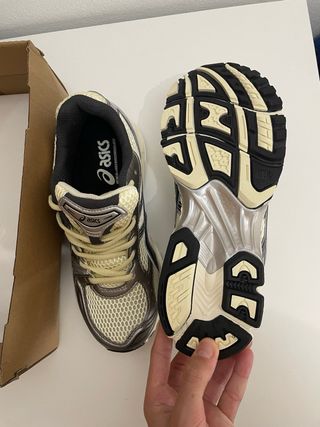 Zapatillas Asics blanquecillas